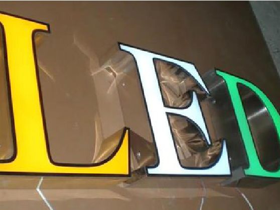 都匀介绍LED招牌的基础知识。
